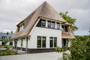 Rietgedekte villa bouwen met goeie levensduur tips Architectuurwonen