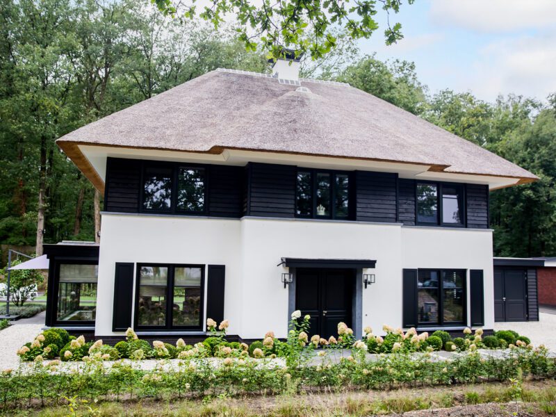 huis bouwen - Gerealiseerd Rietgedekte Villa Nachtpauwoog te Apeldoorn - Architectuurwonen