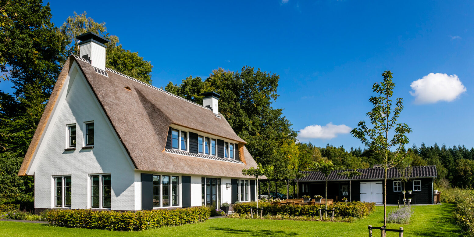 Gerealiseerde villa Koninginnenpage te Soestdijk - Architectuurwonen - zijaanzicht en tuin