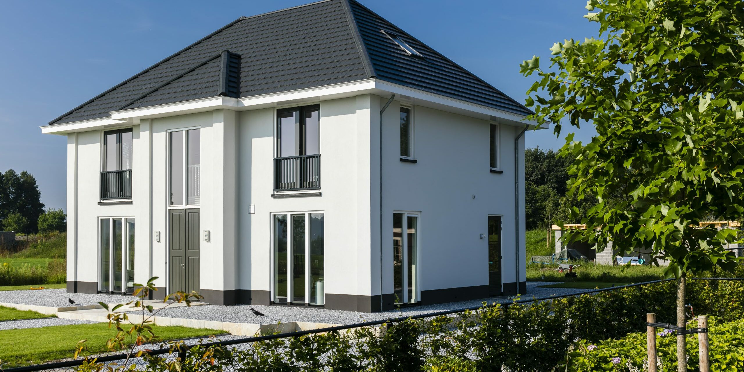 droomhuis bouwen - Gerealiseerde villa Lindepijlstaart te Arcen - Architectuurwonen - zijaanzicht en tuin