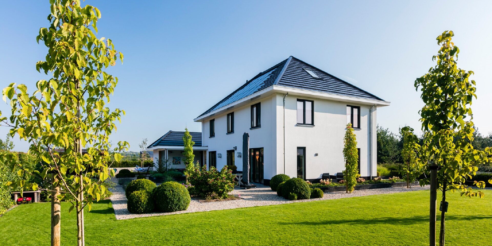 Gerealiseerde villa Lindepijlstaart te Zwolle - Architectuurwonen - tuin zijkant 1920x1080