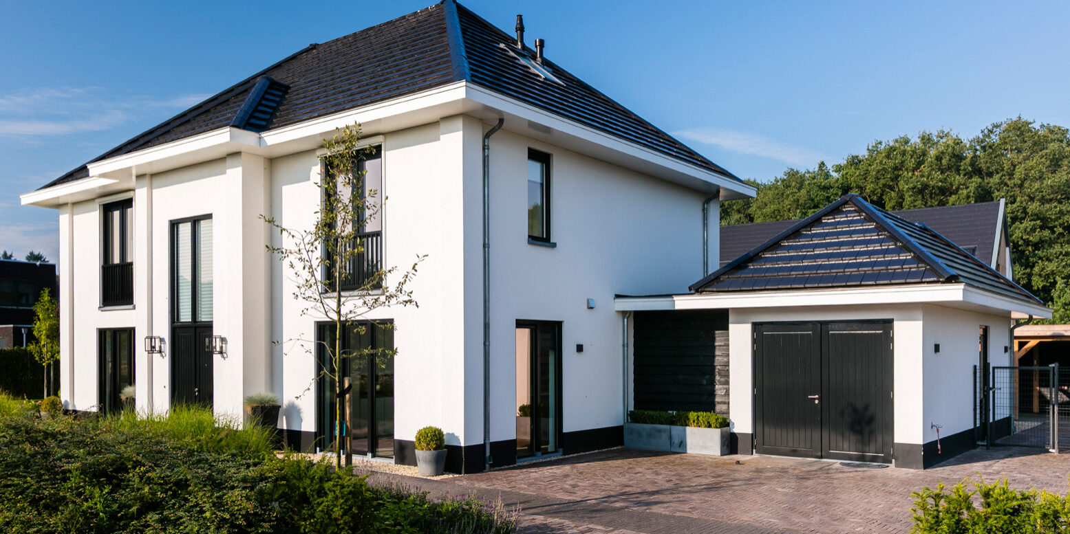Gerealiseerde villa Lindepijlstaart te Zwolle - Architectuurwonen - zijaanzicht voorzijde met garage